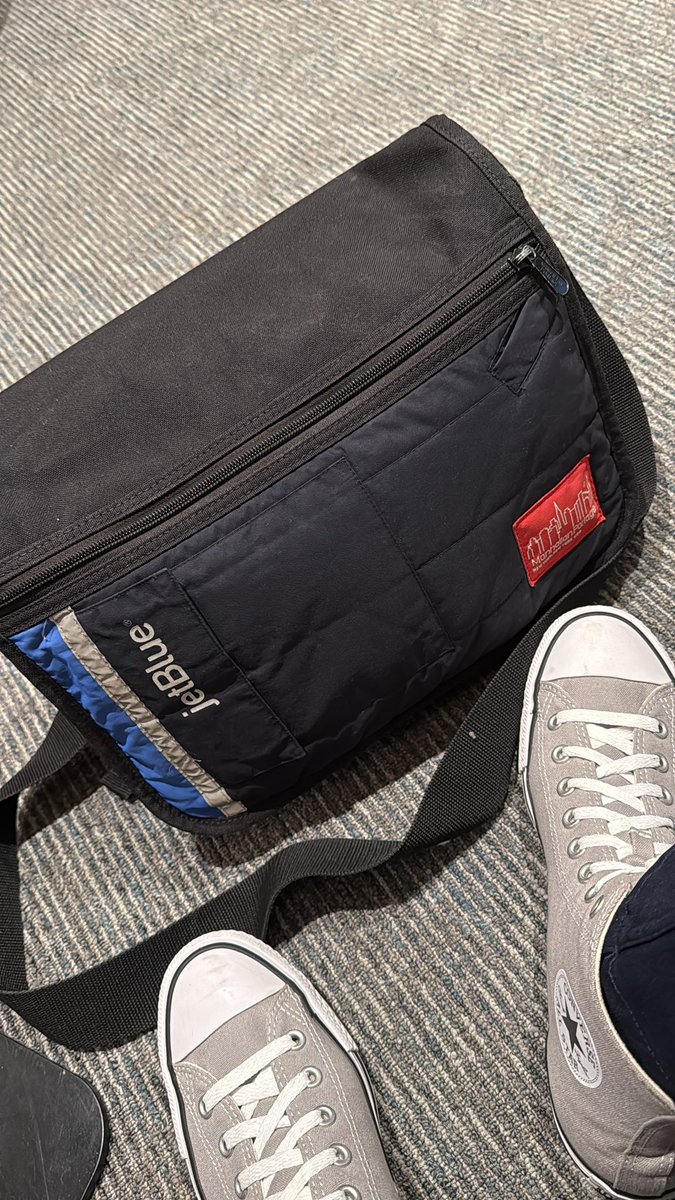 It’s time to update your uniforms again, <a href="/JetBlue/">JetBlue</a>, I want a new bag. 🤣 (Although I do love this bag.)