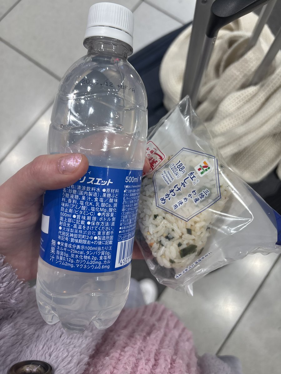rokokoprufei's tweet photo. i landed in japan so gotta immediately get the essentials https://t.co/JCQFNTn1pr