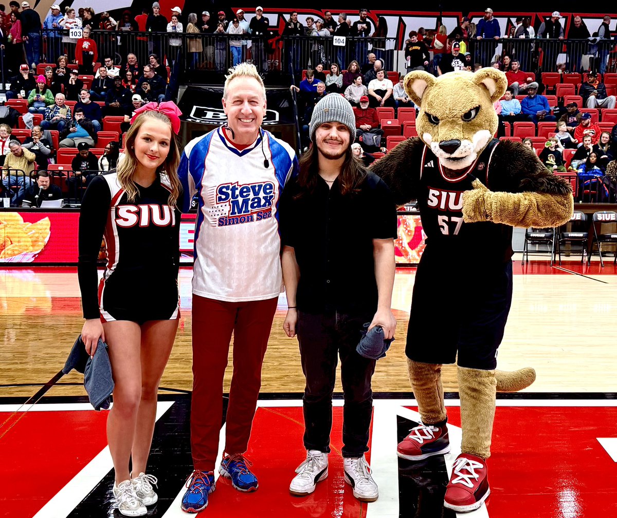 Steve Max (@simonsezguy) on Twitter photo Today everyone WINS! Zoe from <a href="/SIUeCheer_Dance/">SIUE Cheer and Dance</a> WINS! Kit, the tuba player from the #SIUEPepBand WINS! And <a href="/SIUEMBB/">SIUE Hoops</a> WINS!! Plus I WIN because the fans were AWESOME! 😁 Simon Sez ... #RollCougs #NCAA #SimonSays #HalftimeShow <a href="/OVCSports/">Ohio Valley Conference</a> Today everyone WINS! Zoe from <a href="/SIUeCheer_Dance/">SIUE Cheer and Dance</a> WINS! Kit, the tuba player from the #SIUEPepBand WINS! And <a href="/SIUEMBB/">SIUE Hoops</a> WINS!! Plus I WIN because the fans were AWESOME! 😁 Simon Sez ... #RollCougs #NCAA #SimonSays #HalftimeShow <a href="/OVCSports/">Ohio Valley Conference</a>