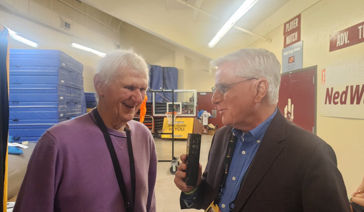Two legends hangin' out before tonight's game. <a href="/TimHealeyASU/">Tim Healey</a> <a href="/SunDevilHoops/">Sun Devil MBB</a> #ForksUp