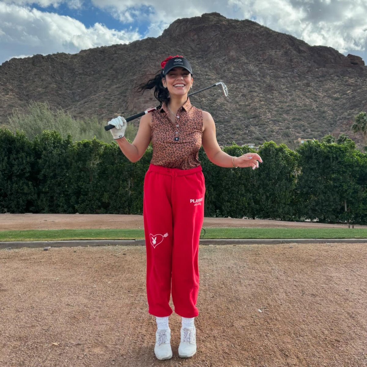 TeamHudgensNYC's tweet photo. “Nothing says love like golf” @VanessaHudgens https://t.co/MDuVT1gfGK