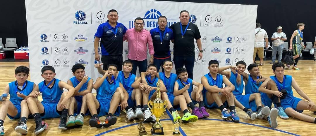 EverHernandezsv's tweet photo. Muchas felicidades a los jóvenes del equipo de Baloncesto de la Alcaldía de San Salvador Sur por su triunfo en la final de la Liga Nacional de Desarrollo U14.

Estamos muy orgullosos de ustedes, que Dios los bendiga y acompañe en cada juego. Sigan adelante.🏆🏀🙏 https://t.co/yYGd7UAFql