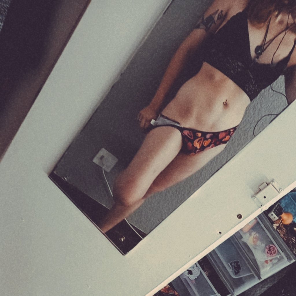 Doesn't one of my moots wanna take a gal out ;)