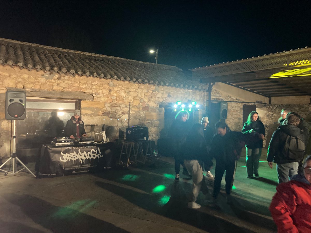 ASCyT_Rojas's tweet photo. Final de encuentro con arte urbano en el entorno rural gracias a Breakology. #AulaEmpresa_CyL https://t.co/ykWObEt8Ek