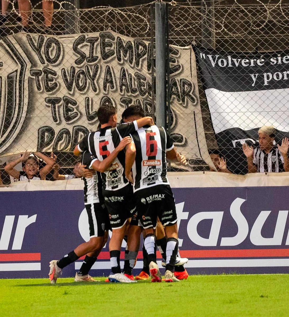 Gustó, goleó y ganó #Estudiantes 😎

Con goles de Mateo Acosta (2), Gonzalo Berterame -p-, Agustín Paz y Román Rodríguez, el Pincha derrotó 5-2 a Almirante Brown ⚽️

📸 Prensa CAE

#SiempreEsSiempre