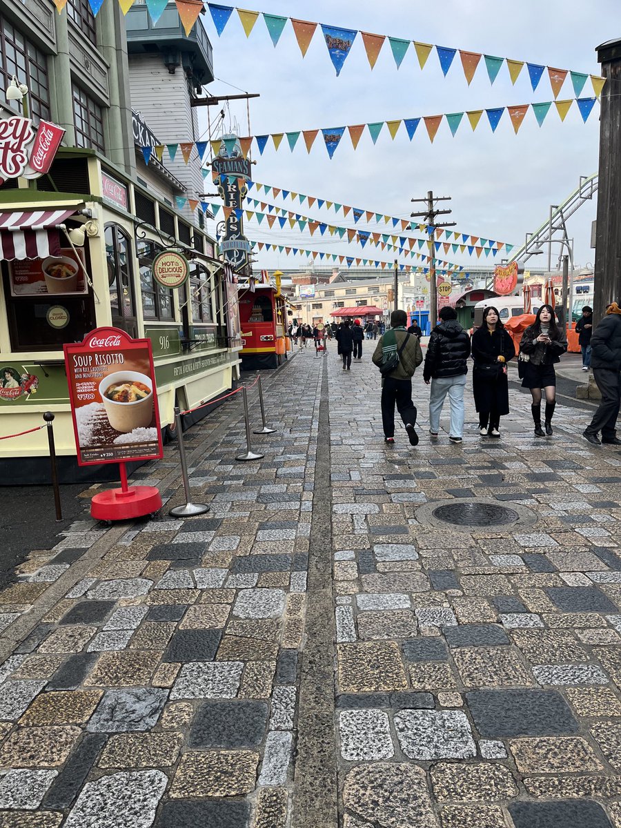 昨日人生初の大阪上陸🚅とりあえずたこ焼き食べて、USJ。そして今日はUSJ２日目。昨日USJ前にレイクレのタカシがいたので息子がファンなので写真は撮ってもらいました。

フライングダイナソーはなかなかのスリルで楽しかった🥳