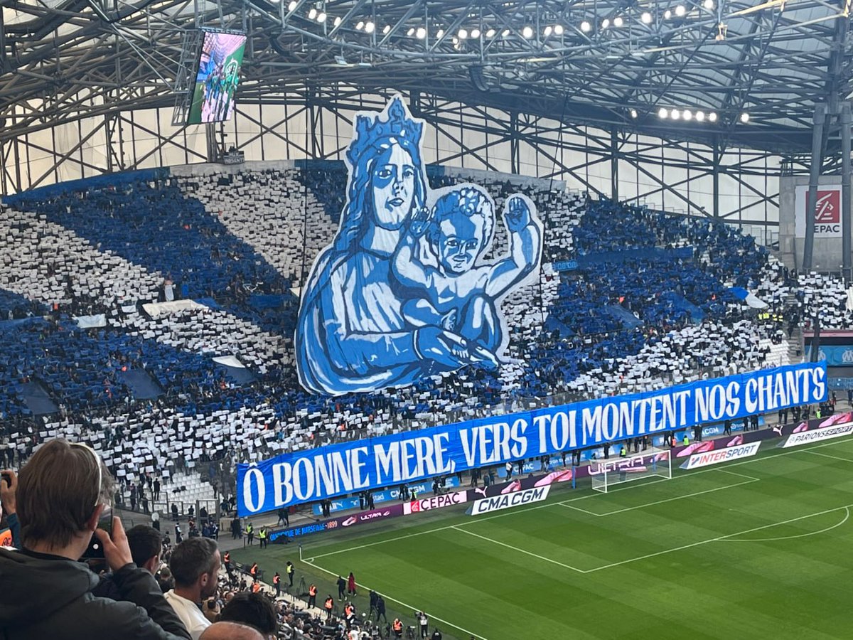 🇫🇷 "Oh buena madre, hacia ti se elevan nuestras canciones".

La gente de Olympique de Marsella hoy, con un mosaico y tifo dedicados a la Virgen María y el Niño Jesús.