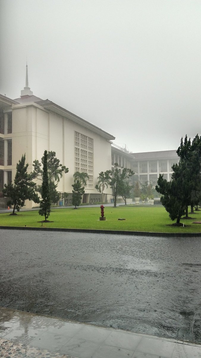 naurstudie's tweet photo. ugm kalo lagi hujan cakepnya jadi 2x lipat https://t.co/u396LLNqvi