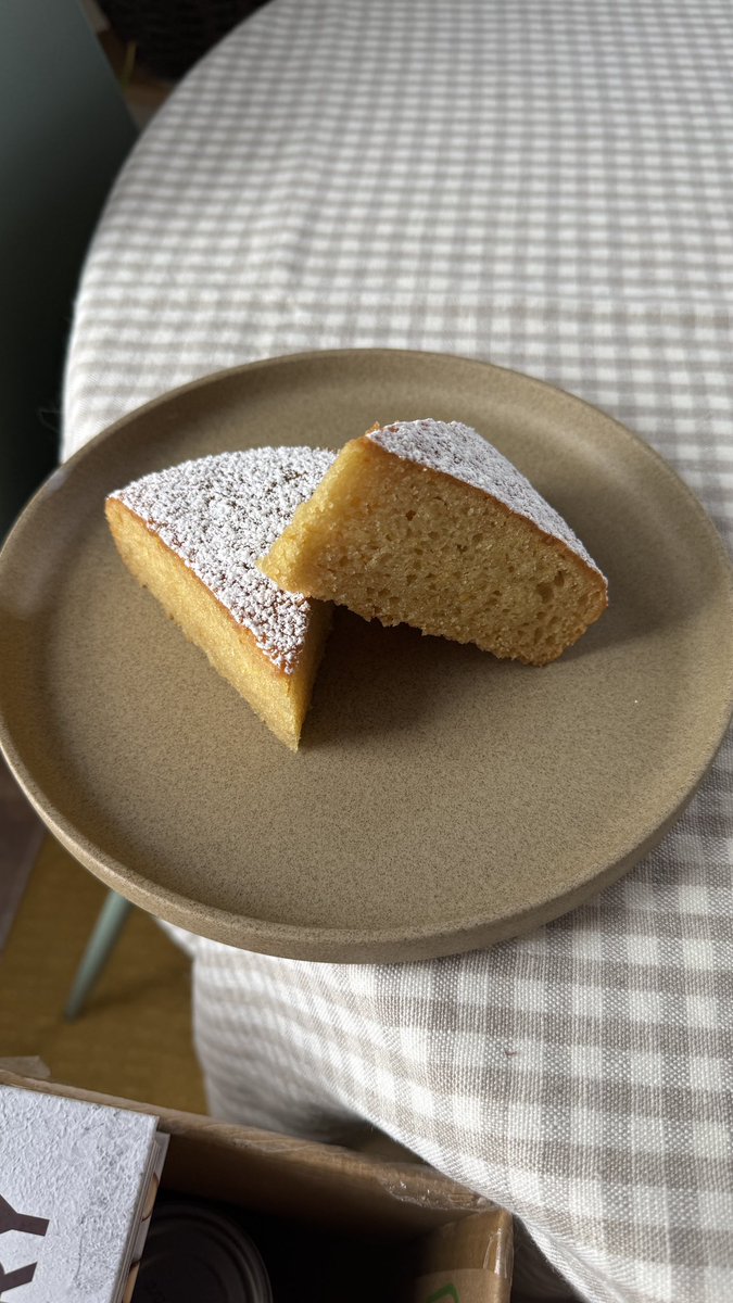 jaredgooods's tweet photo. This is vegan olive oil cake.

I’ve been working on figuring out real actual good vegan cakery for a long time. Most of the info about it on the internet sucks. Link to the post (including recipe) is below. Lots to be learned 🍰 https://t.co/fT5Nkt7qyl