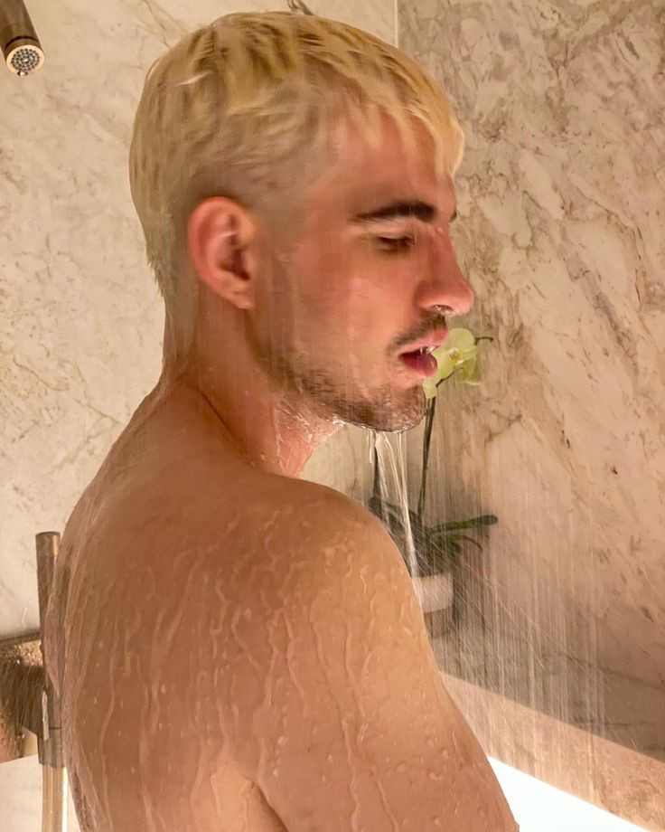 jaowtofani's tweet image. queria que todo mundo começasse a comentar o tanto que ele tá gostoso nessa foto