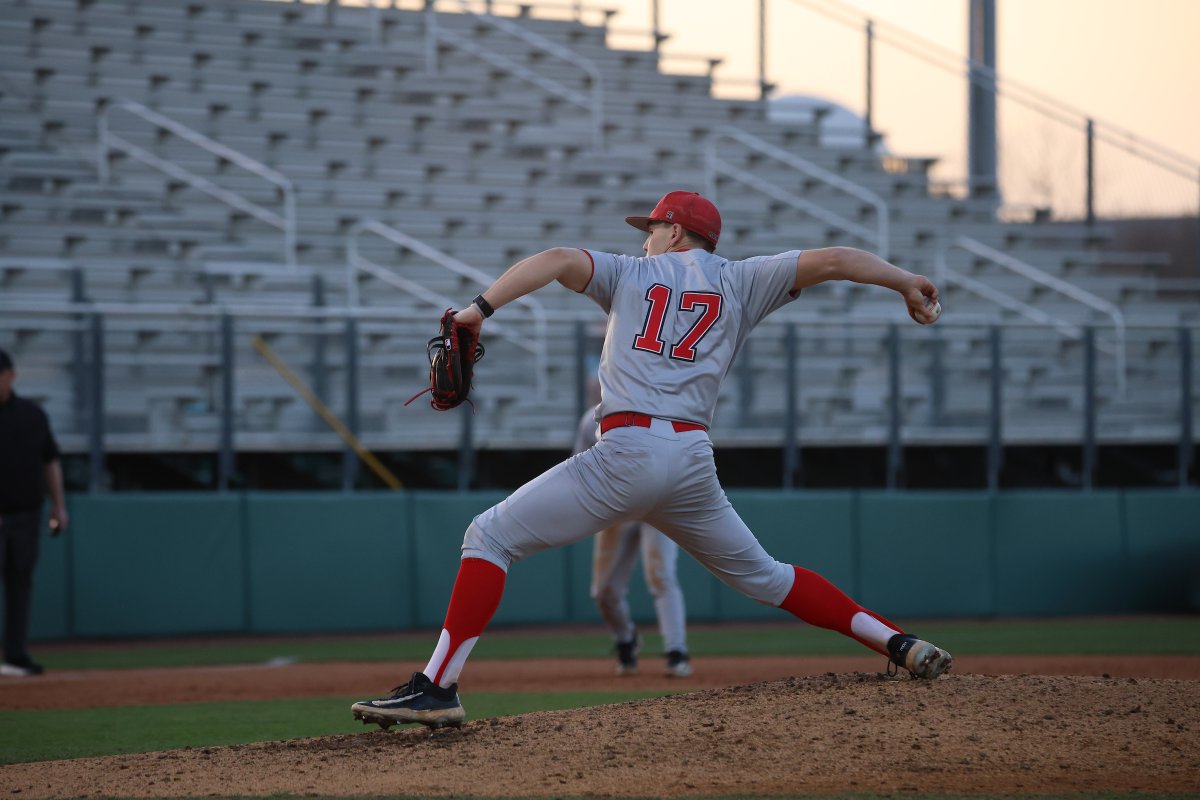 End 6th | Baylor 8, YSU 2

Freshman right-hander Tyler Heflin retired the side in order in B6. He has tossed three straight scoreless frames!

#GoGuins🐧⚾️