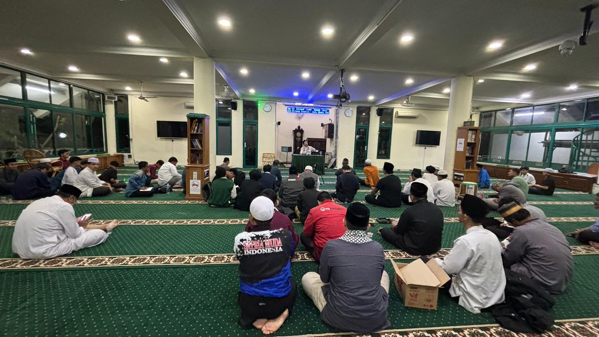 🌙🎑
M.A.B.I.T
(Malam Bina Iman dan Taqwa)

Sabtu malam hingga Ahad pagi, Masjid Al Iman Cipinang Muara dipenuhi wajah-wajah muda yang bercahaya. Mereka datang dengan semangat, melepas lelah sejenak dari hiruk-pikuk dunia, untuk mendekat kepada Rabb-nya.