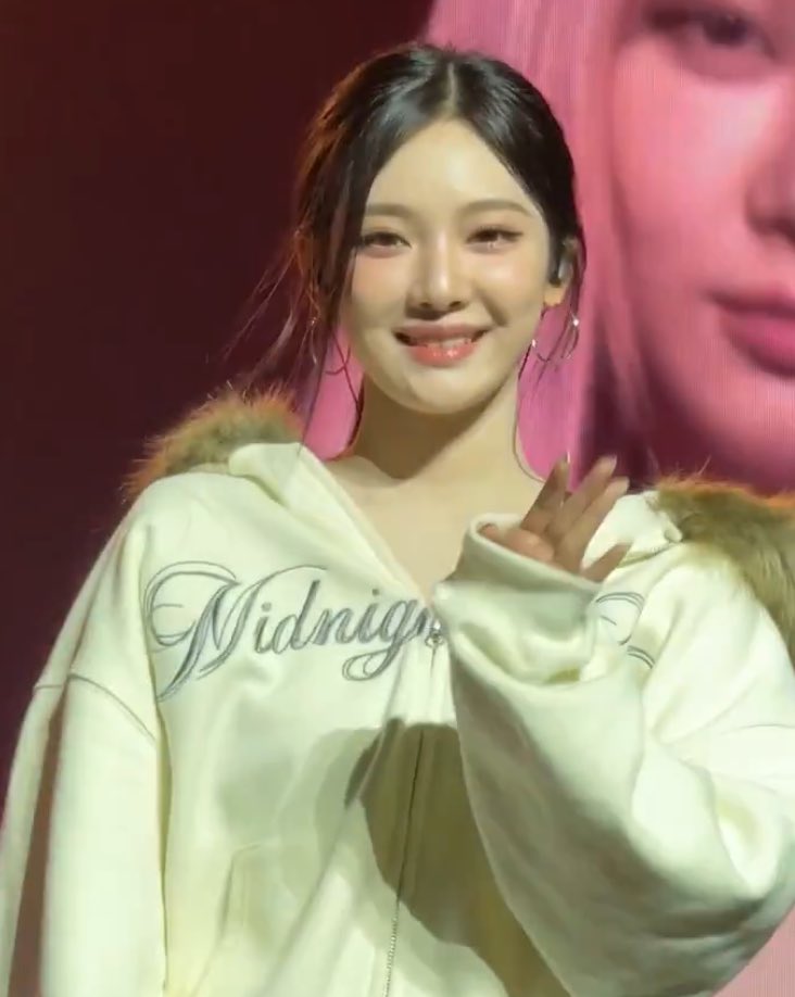 yizhuo1st's tweet image. ningning today! she looks so pretty 🥰