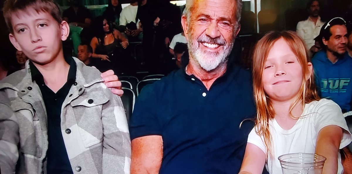 UFC Fight night at the Apex hosting Mel Gibson! Cannonier &amp; G-Rod are great fighters but rooting for our military vet! He's the underdog &amp; the older fighter but still one of the best middleweights on earth. Let's go Jared!🇺🇲💪🇺🇲
#UFCVegas102