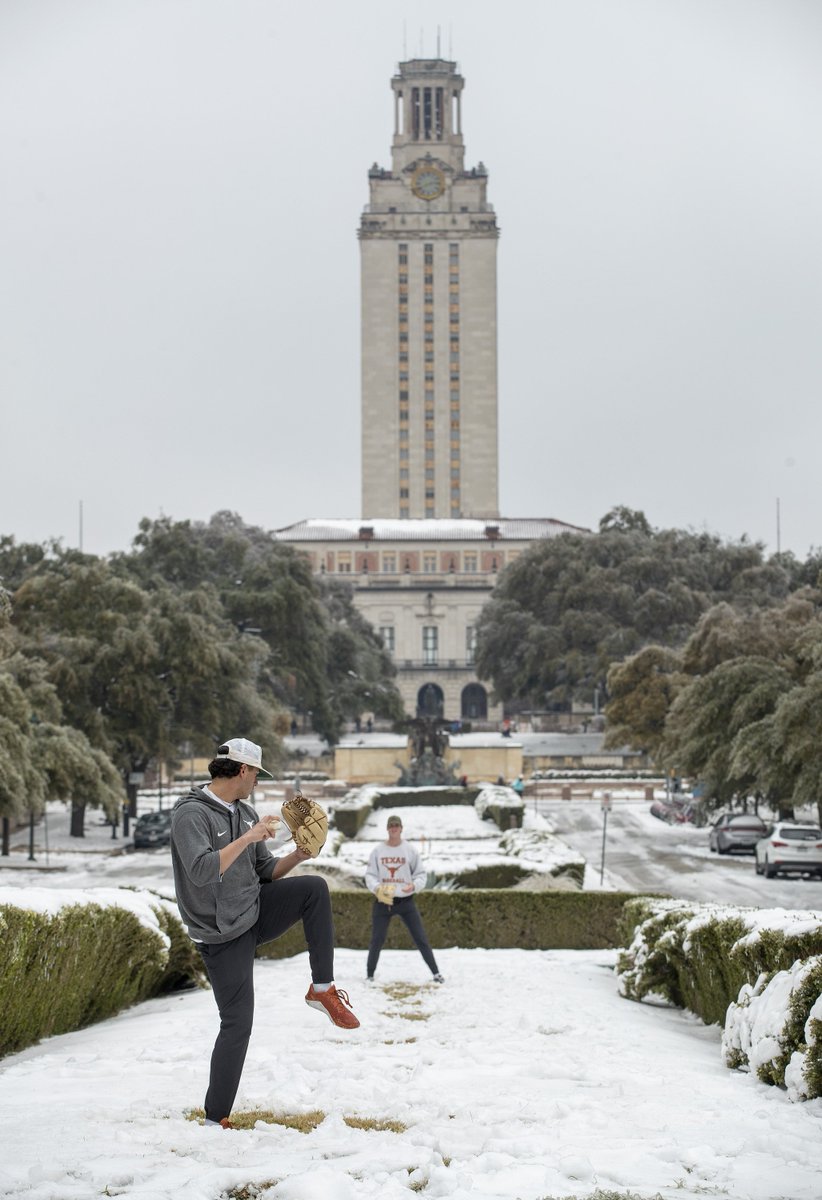 Happy 4-year anniversary to this photo of former Texas baseball players Jared Southard and Sam Walbridge playing catch on campus in the midst of Austin's 2021 winter storm.

📸: <a href="/jayjanner/">Jay Janner</a>