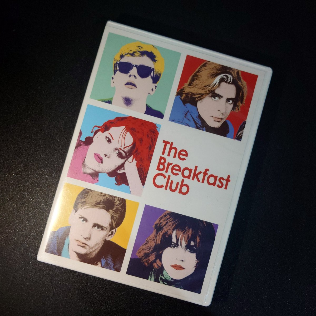 Hoy celebramos 40 años de The Breakfast Club. A cuatro décadas de su estreno, seguimos recordando a estos cinco adolescentes y cómo, a través de un sábado de castigo, rompieron con las etiquetas para encontrarse a sí mismos. ¡Feliz aniversario a este clásico de John Hughes!