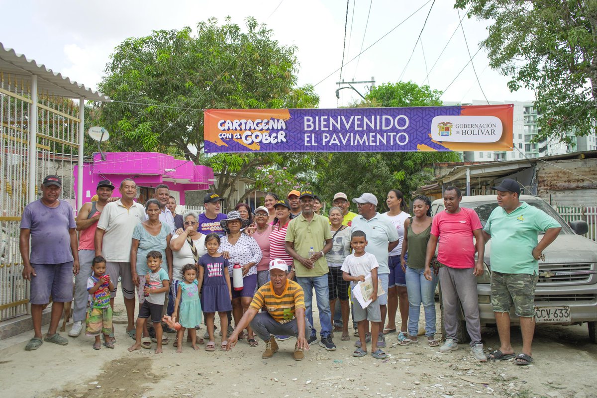 CompiBolivar's tweet image. La alegría de la gente es nuestra fuente de energía para realizar las obras que se hacen con la ayuda de la comunidad. 

El #COMPI llega para pavimentar más de 1.2 kms de vías en este primer bloque de obras en Cartagena.