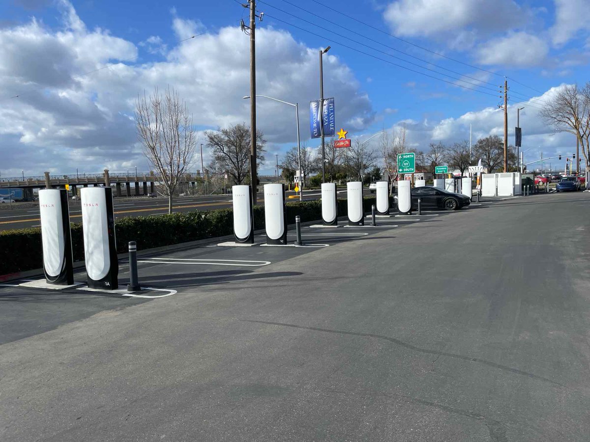Tesla Charging tweet media