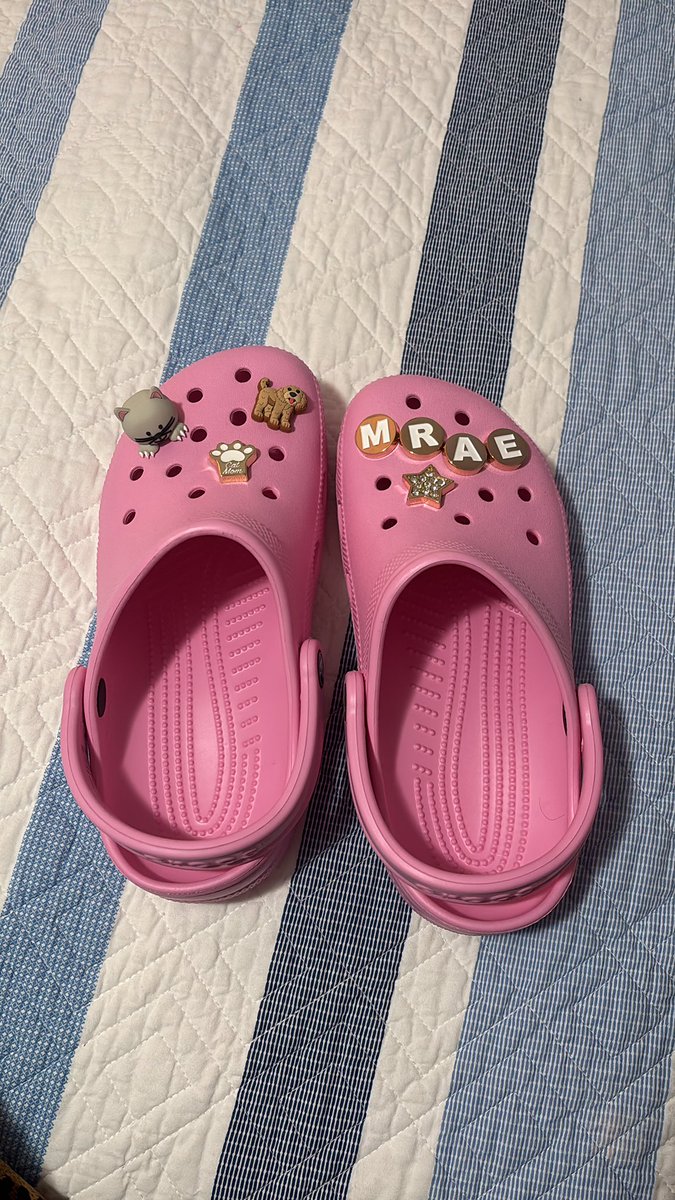 miravdarae's tweet photo. don’t play w me and my crocs fr https://t.co/5yHm3WAQ3A