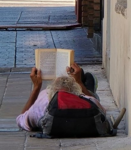 Hombre en situación de calle sin celular, dedicado a la Lectura...