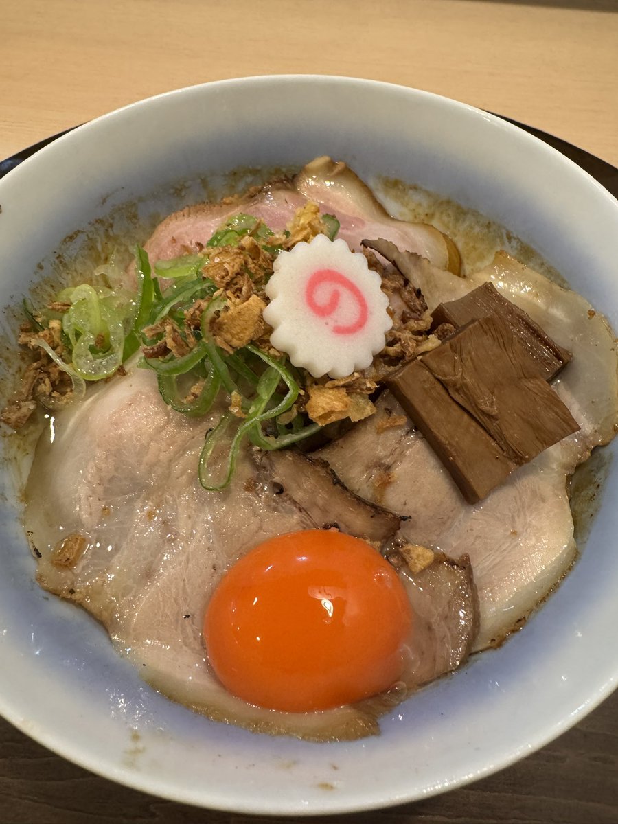 昨日の麺活ご報告🍜

実は何度も通っていたのに
油そばは初体験…
ガツンと濃い味と卵黄のコラボ…
大変美味でした！😋

#かめ囲 #役者 #女優 #麺活