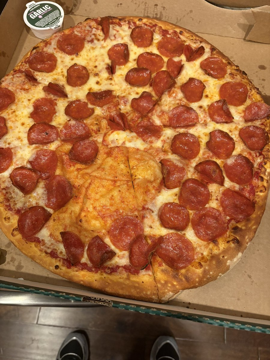 bobo8732's tweet photo. @PapaJohns this what we doing? https://t.co/Kf2j3sU4tZ