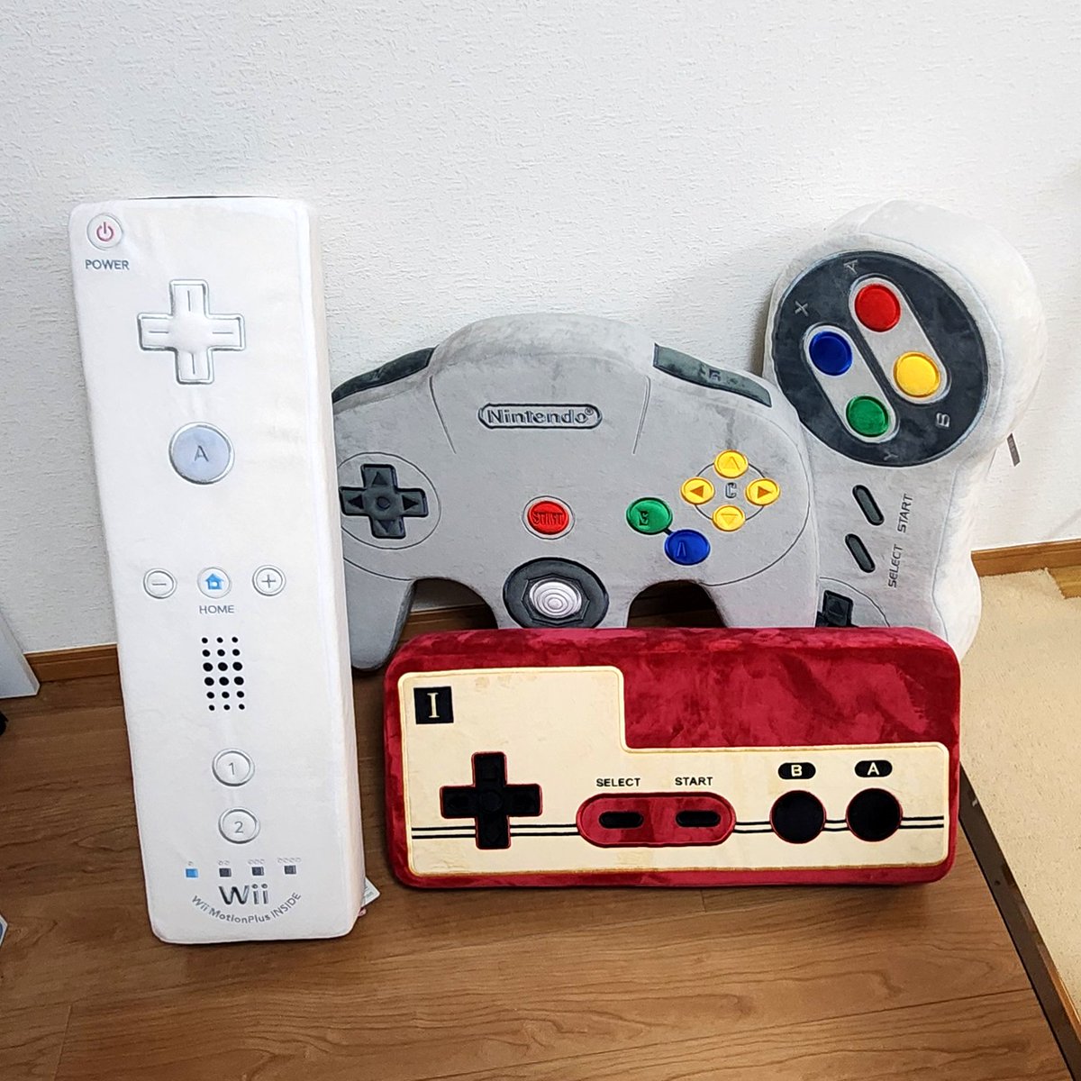 ニンテンドーミュージアム NINTENDO 64 コントローラー クッション ニンテンドーミュージアム NINTENDO 64 コントローラー クッション