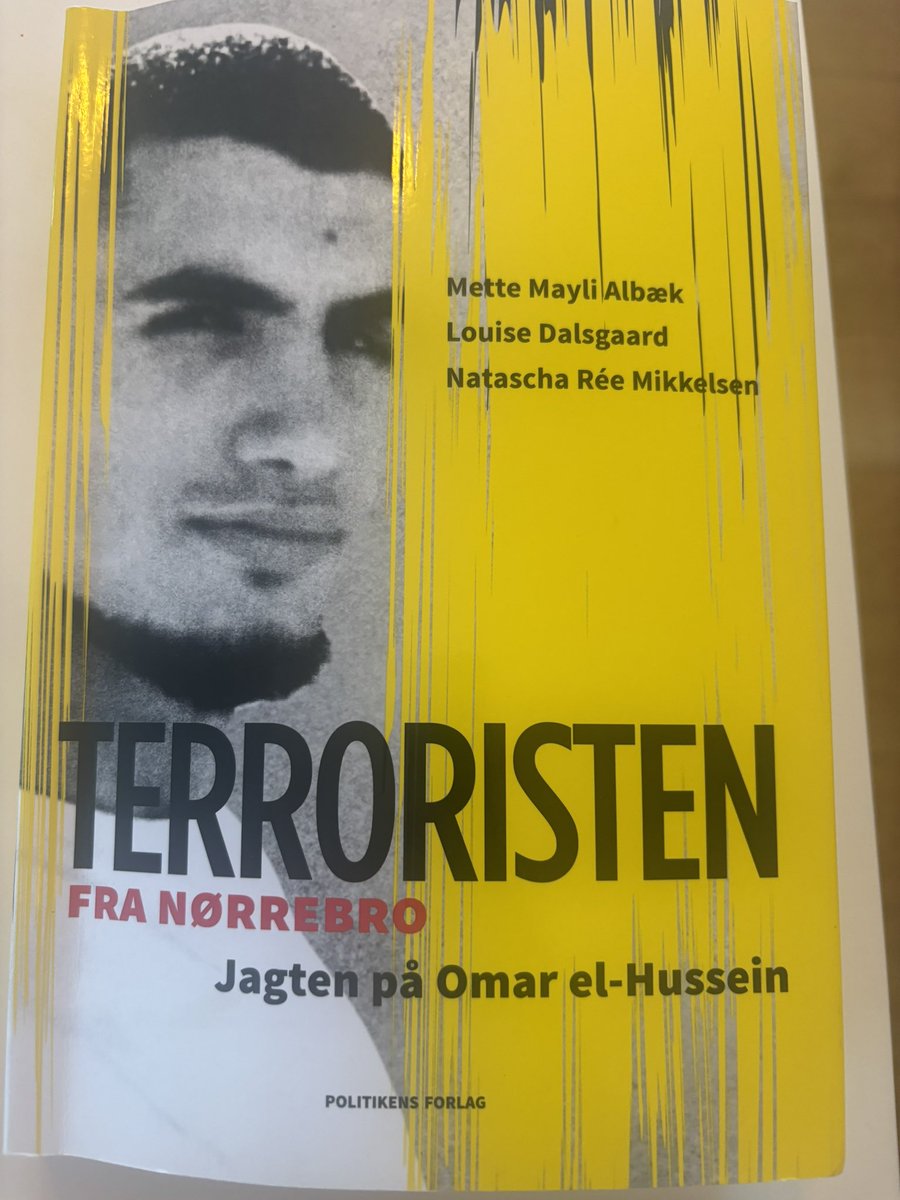 På vej i P1 Morgen for at tale om en gammel bog og terrorangrebets enorme betydning for dansk politi. Det kan næsten ikke overgøres. Stadig taknemlig over, hvordan det lykkedes os at samle 130 vidt forskellige kilder, lige fra der ekstremistiske miljø, kriminelle miljø til