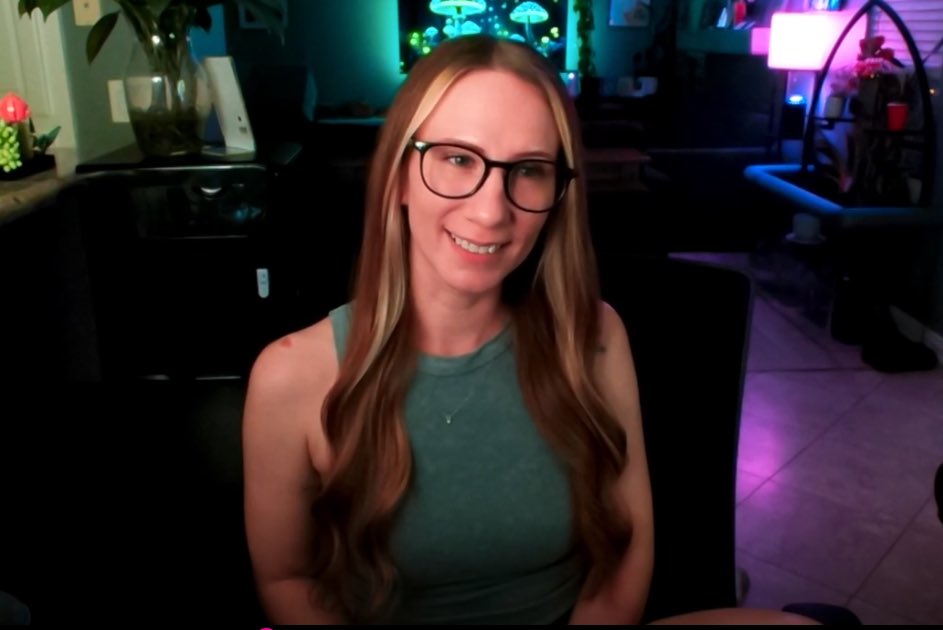 We’re playing some games over here 👀 

Twitch.tv/nikkiduh