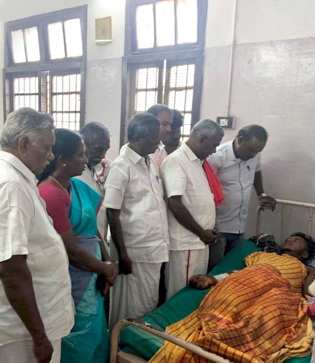 tncpim's tweet photo. சிவகங்கை மாவட்டம் மேலப்பிடாவூரில் பட்டியல் சமூகத்தை சேர்ந்த அய்யாசாமி (21) புல்லட் வாகனத்தில் சென்றதை பொறுத்துக் கொள்ள முடியாத சாதி வெறியர்கள், அவரது இரண்டு கைகளையும் வெட்டிப் படுகாயப்படுத்தினர். சிகிச்சை பெற்று வரும் அய்யாசாமியை மாநில செயலாளர் @Shanmugamcpim நேரில் சந்தித்தார். https://t.co/M4GU16xbYQ
