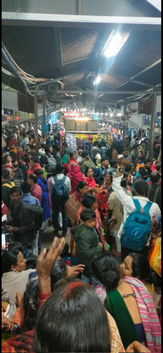P451Pankaj's tweet photo. #ndls_stampede
4. How can a common man follow the rules and announcements in future if it can become a threat to their own life ?
5. Wasn't it possible to make arrangements at one station for all prayagraj trains ?
6. Is it too much to ask for better management services? https://t.co/RWtCVRVssY