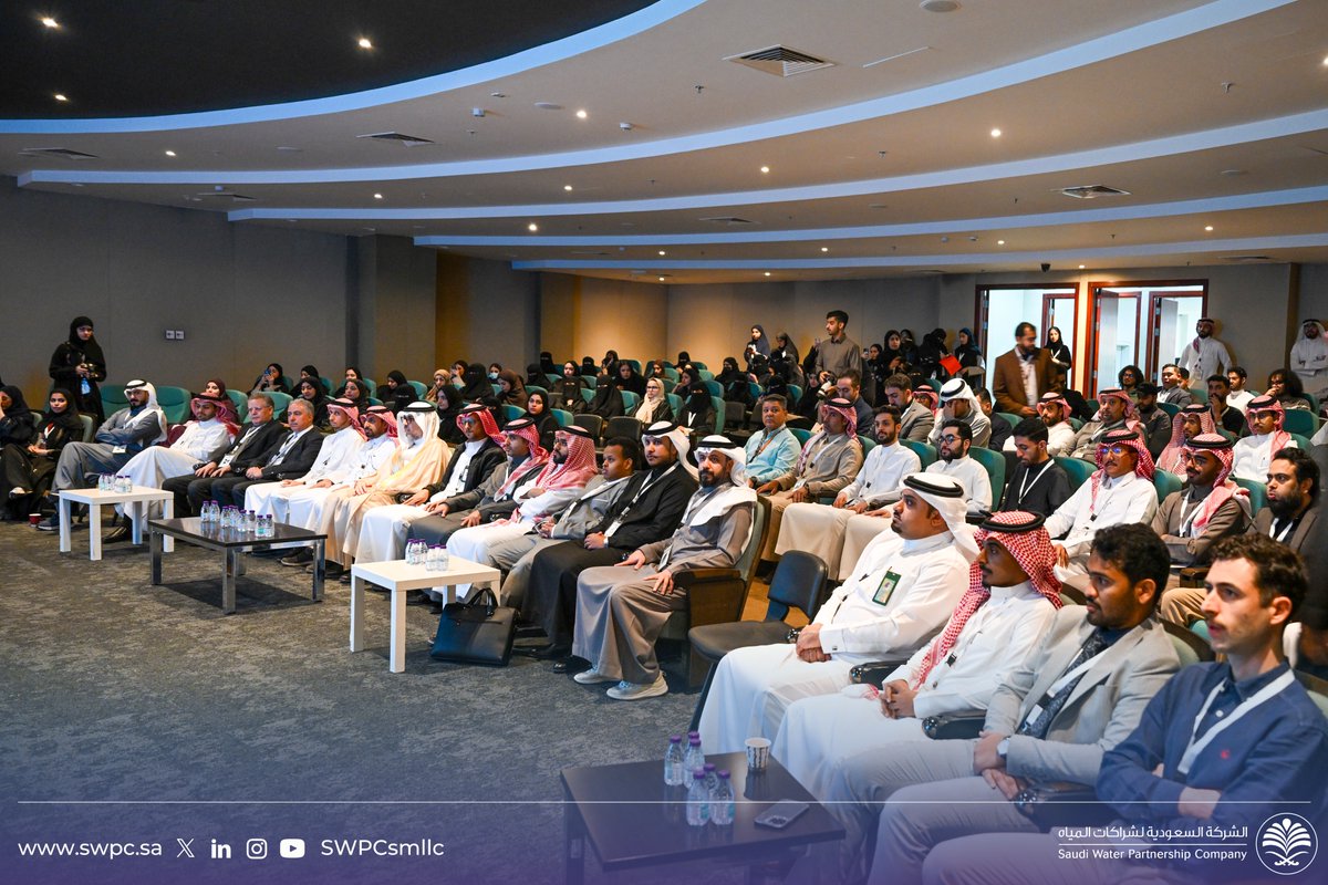 sharakat_sa's tweet photo. على هامش المعرض البيئي الذي أقيم في جامعة الإمام عبدالرحمن بن فيصل، قدّم فريق عمل الشركة عرضاً حول مساهمات الشركة في تحسين البيئة ورفع جودة الحياة وإزالة الضرر البيئي من خلال محطات المعالجه وانتاج مياه متجدده وحمأة صالحه للزراعه وغاز حيوي يساهم في عملية المعالجة والاستفادة من الطاقه الشمسيه في إنتاج الكهرباء وتجفيف الحمأة والمساهمة في مبادرة #السعودية_الخضراء من خلال زراعة شتلات محلية حول المحطات كما تم مناقشة بعض التحديات التي واجهتها الشركة.