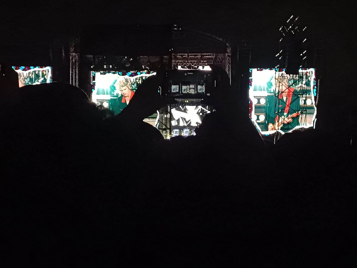 yeshaifa's tweet photo. Alhamdulillah wishlist nonton langsung JKT48 dan Green Day sudah tercapai. 
Tinggal My Chemical Romance nih yang belum. 
#greendayliveinjakarta https://t.co/IG7GE0vgft