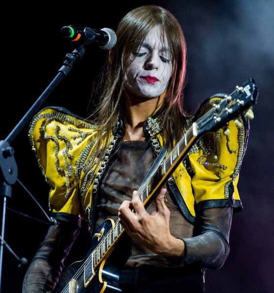 EdoardoMecca1's tweet image. Nel Festival dei fanbase, vittorie annunciate e grandi favoriti, la favola di un cantore d’altri tempi che da totale outsider arriva a 0.4% dalla vittoria.
Che a quel punto avrebbe stra meritato.
In un mondo in cui tutti rincorrono immagini e stereotipi finti, essere se stessi è…