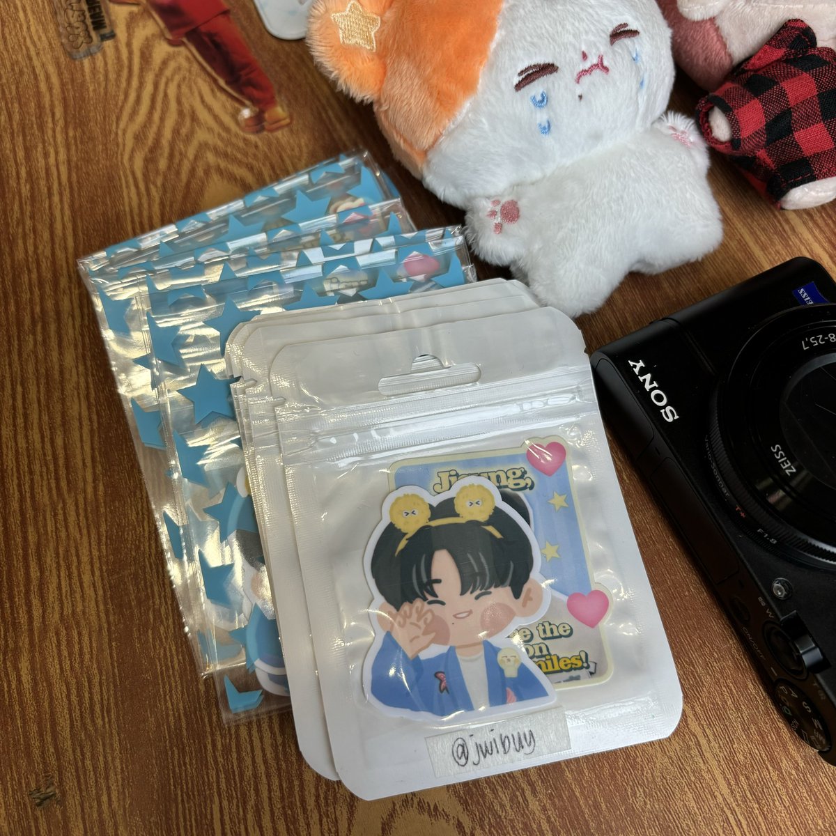 jwibuy's tweet photo. you can claim the stickers na po, andito me sa may gilid and i’m wearing jisung’s penshoppe sweatshirt hehe https://t.co/UeV4SGvEE6