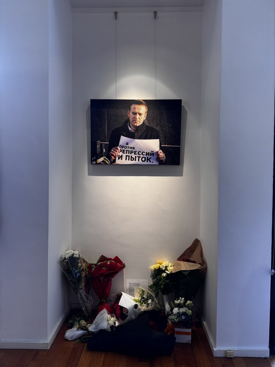 спонтанно на выставке сложился мемориал