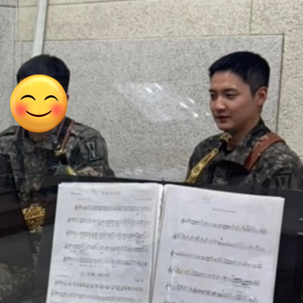 ggwangil_0525's tweet photo. 무슨 악기든지 퍼컬로 만들어버리는 신광일 일병🫡 https://t.co/ABRoETdfUk