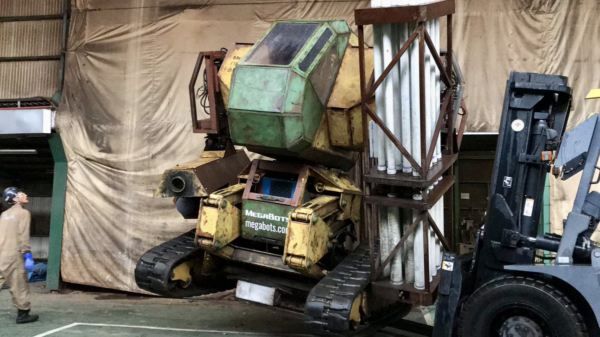 4retokyo's tweet image. 秘密基地に運ばれるロボット

#MegaBots メガボッツ #巨大ロボット #人が乗って操縦できる巨大ロボット