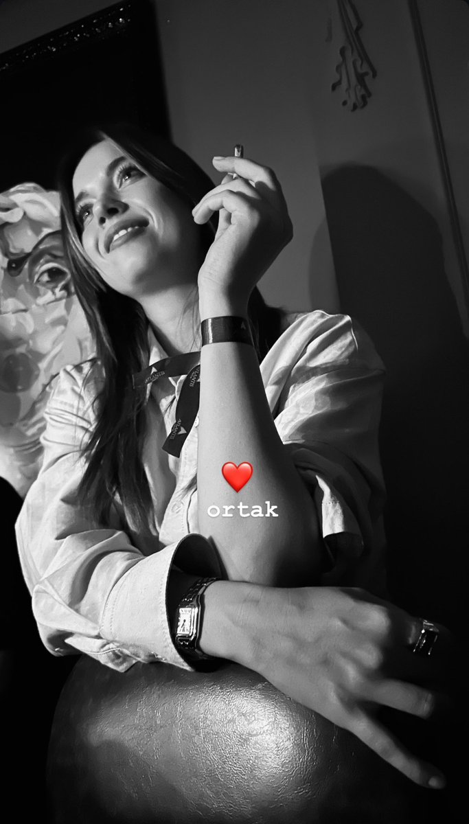 Afra_AndCo's tweet image. Afra attended #mabelmatiz concert (with her bestie) then attended a popular place in Etiler where many artists go to. She was there with her bestie and other artists, she sang 🎶🧿 a song by Sezen Aksu “Vazgeçtim / I gave up” with her beautiful voice❤️ the place in etiler is a