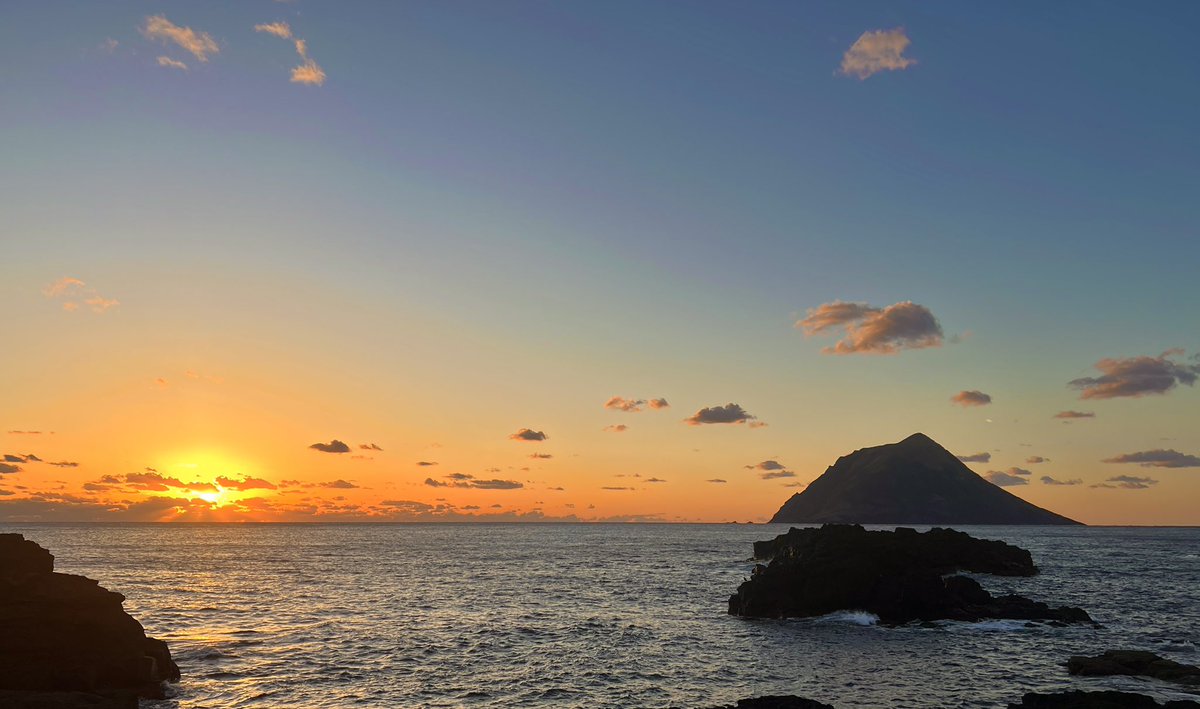先日ご紹介した民芸あきオリジナルのマグカップとタオルは、わたしが大好きな八丈島の風景を切り取ったイラストとなっています👩‍🎨🖼️
島では色々な場所で美しい夕焼けが見られるので、お好みのベストスポット探しを👀🌅
大坂トンネル途中の展望はお天気が良ければぜひ🌊✨（フリー写真お借りしてます🙇🏻‍♀️）