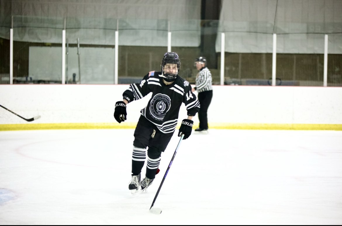 LSICadetHockey's tweet image. Cadets WIN in OT 4-3 over Academy! Senior Ben Mannis with the game winner! We ❤️ our Seniors!  Congrats to Carter, Michael, Ben, Jake, Nick, Adam and Abby! 🤍💙 @lasallecbc @Sec2hockey 
Gonyea🚨🍎🍎
Wiese 🚨🍎
Hansen🚨
Mannis 🚨
Brown 🍎
