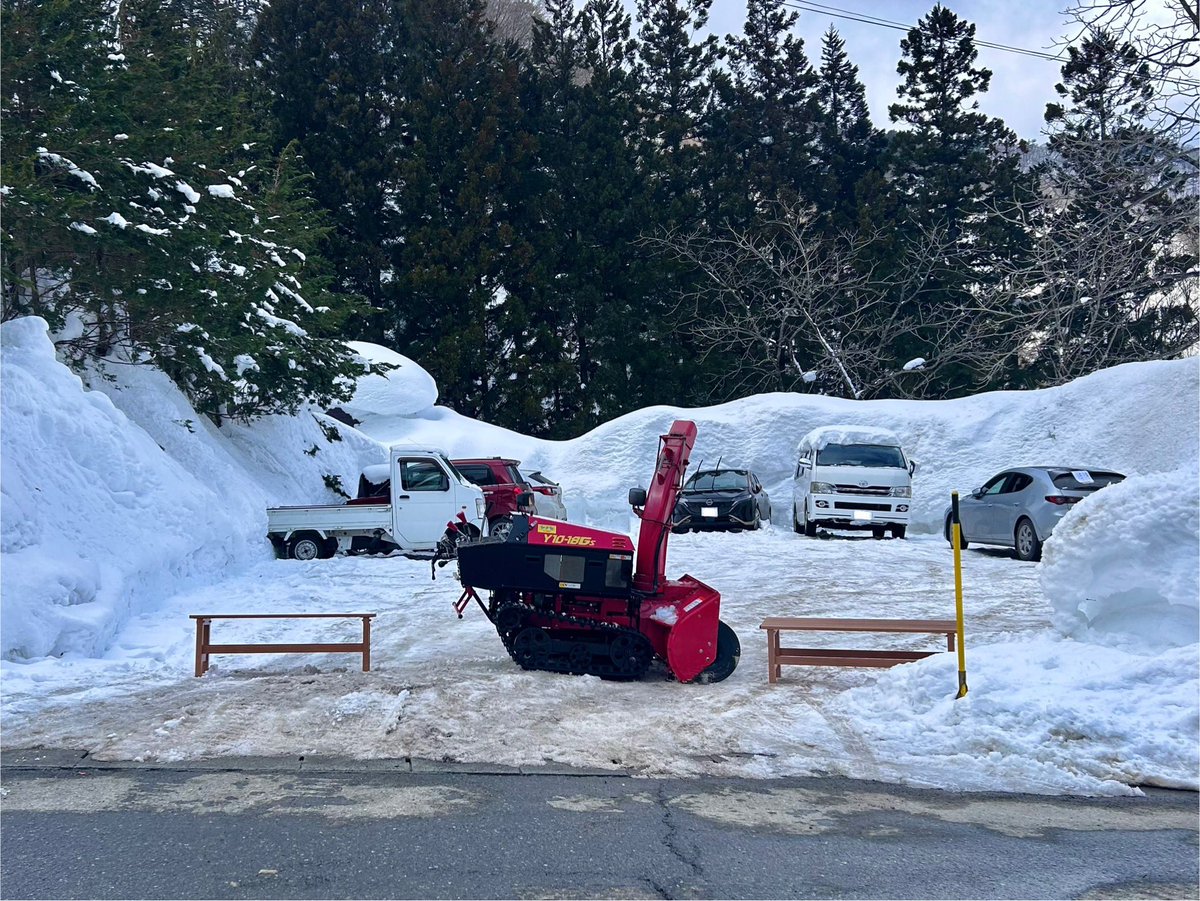 Nishiyaryokan's tweet photo. 西屋の駐車場にいつの間に無断駐車したまま
天元台スキー場に行かれた車の持ち主の方々。

あなた方の身勝手な行動の所為で、
大雪ゆえに除雪に難儀している
駐車スペースがさらに狭くなり、
今日は日帰り入浴をお休みせざるを得ません。

やむを得ず出入り口は
除雪機等で塞ぎました。
…残念です。 https://t.co/Dpt5rClBNf
