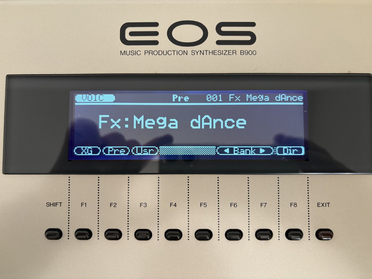 mugiwara_777's tweet photo. 今週も掃除終わりー
疲れたー

疲れたついでにB900&amp;B900EX兄弟の動作確認（生存確認）🎹

B900は液晶を交換したから視認性バツグンでしょ？😃

#TMNETWORK #小室哲哉 #YAMAHA #EOS #B900 #B900EX https://t.co/dDIgN9C1nl
