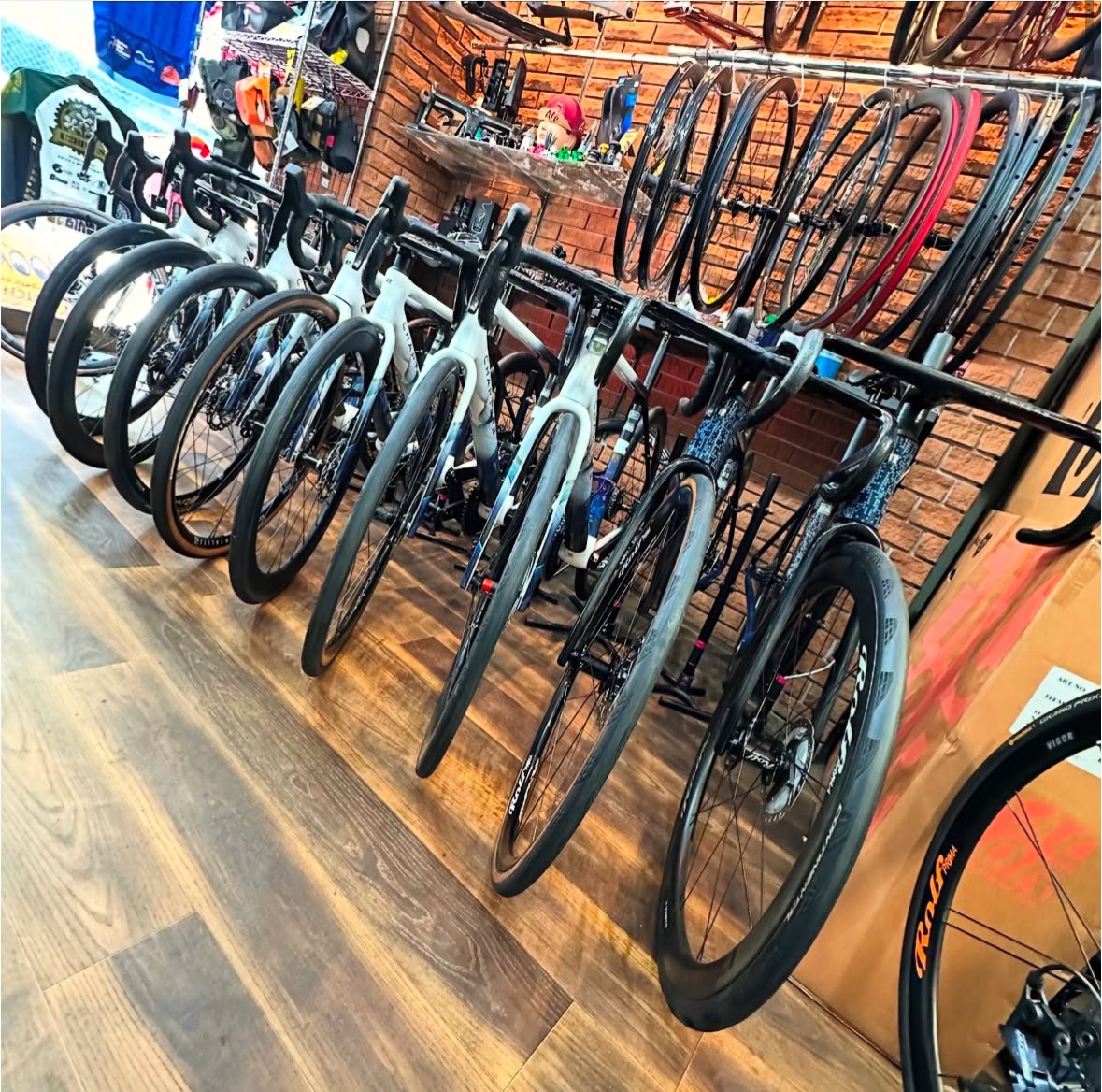 u2bikes's tweet image. W/SWIRLS🌊 B/DIGITAL📱
CHAPTER2 NEW RIRA,FULL HOUSE👯‍♂️

普段、他人と被る事がまずない自転車がズラリ。
こんな光景はもうみることはないので
皆さんにお渡し前に記念に1枚📸

展示はすぐ元に戻りますが、
CHAPTER2BIKES🇳🇿
他モデル含め取り揃えていますので
良ければ店頭ご相談✋
 #U2BIKES…