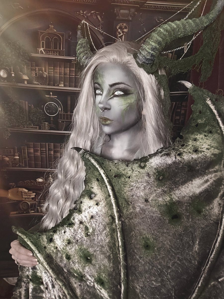 Stone Dragon makeup test! 

This is my first time doing darker body paint, so getting the hang of inverted contouring was pretty intimidating! I'm loving how the test came out, I think id like to add more light highlighting tones and distinct algae for the actual shoot 🌿

(This