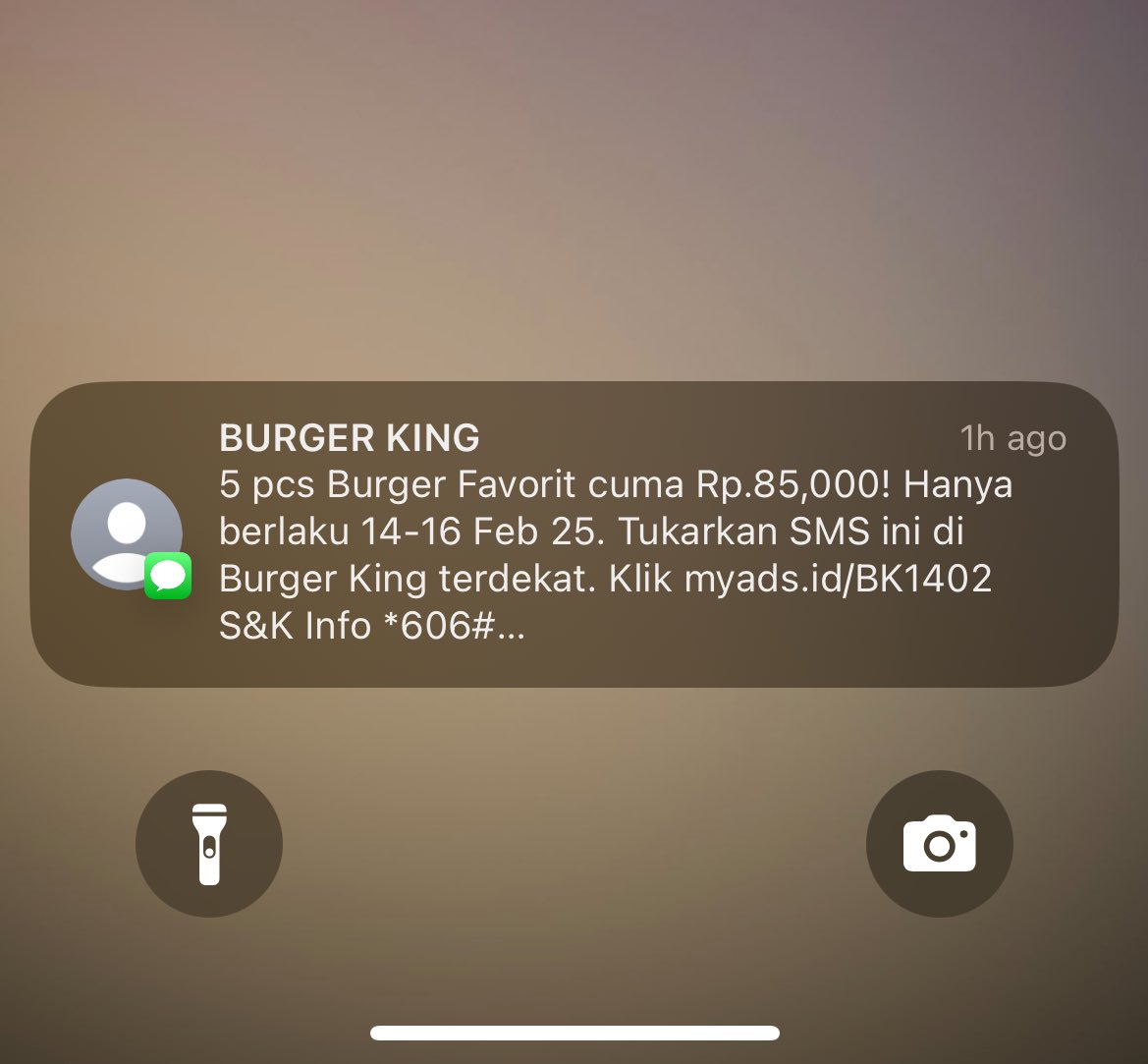 GanisRE's tweet photo. Setiap kali lewat jalan/area/wilayah tertentu, pasti dapet sms ini. Apakah ini bentuk kerja sama antara @Telkomsel dengan pihak yg dimaksud? Atau seperti apa? https://t.co/O4P3C4nhoG