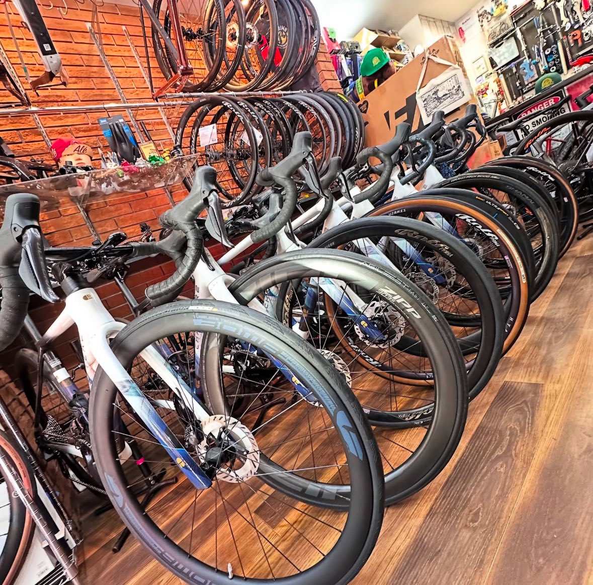 u2bikes's tweet photo. 同じフレームでもホイールみても
カスタマイズにアレンジは十人十色🌈
特別な自転車を組み立てで
さらに自分だけの一台に、
そのお手伝いのための自転車屋。
#U2BIKES #ロードバイク #組み立て
#カスタマイズ #店頭ご相談
#CHAPTER2BIKES
#GOKISO #BOMA #ZIPP #RolfPRIMA
#SHIMANO #campmgnolo #ONEAER #etc
