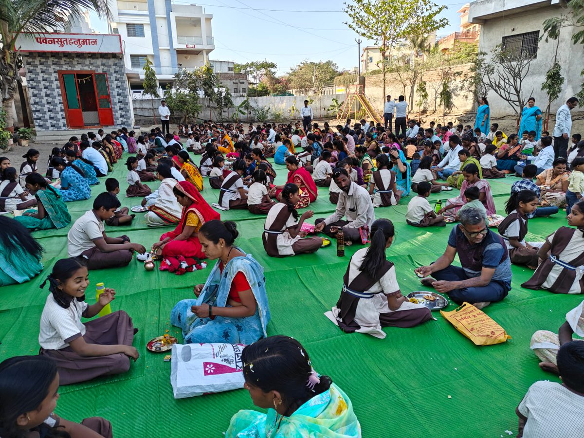 Balsanskarsewa's tweet photo. With the inspiration of Sant Shri Asharamji Bapu #ParentsWorshipDay was celebrated at various places. Here are #GlimpsesOfMatriPitriPujanDiwas
सातारा परिसर शांतिनिकेतन प्राथमिक शाळा शिवाजीनगर संस्कार ड्रीम स्कूल
बकवाल नगर ज्ञानदीप पब्लिक स्कूल
वाळुज सरस्वती विद्यामंदिर
महाराष्ट्र https://t.co/HeBiAHCdFY