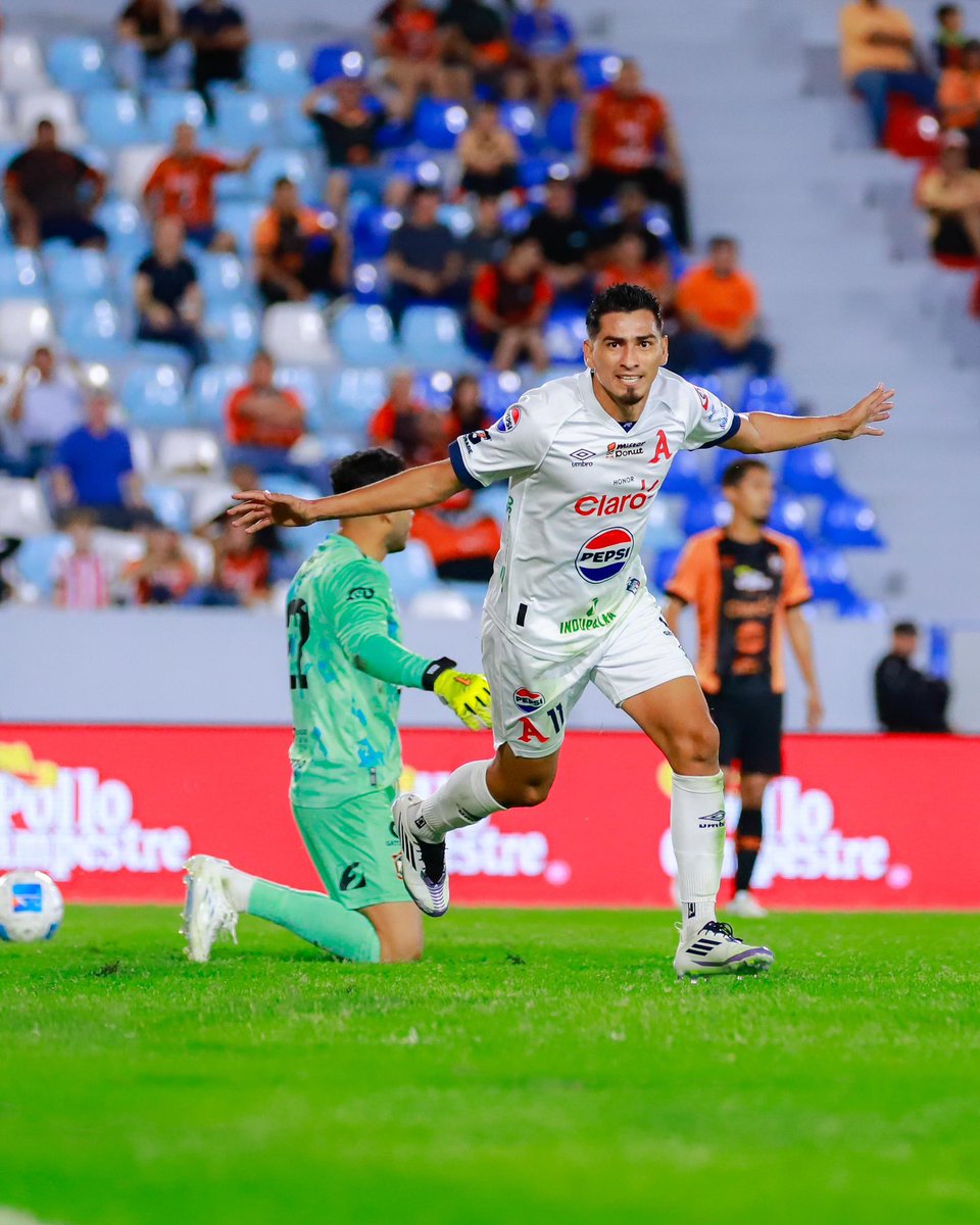 AlianzaFC_sv's tweet photo. �� Fotografías que se convierten en: Un clásico. 🫵🏼🧎🏽 https://t.co/QBgeizz1sp