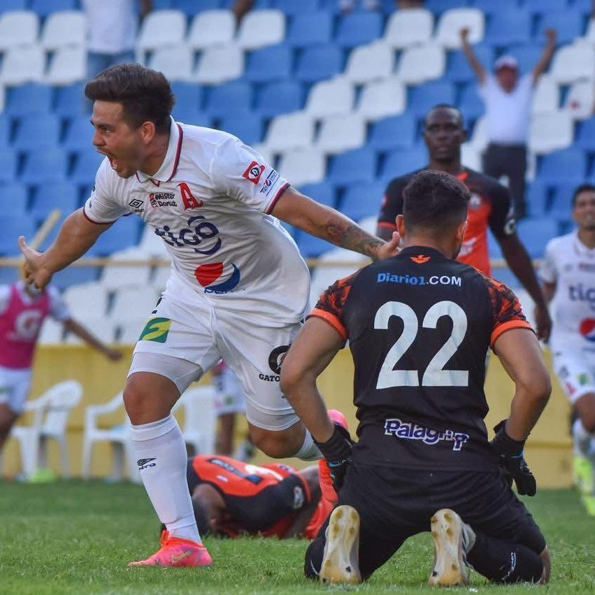 AlianzaFC_sv's tweet photo. �� Fotografías que se convierten en: Un clásico. 🫵🏼🧎🏽 https://t.co/QBgeizz1sp